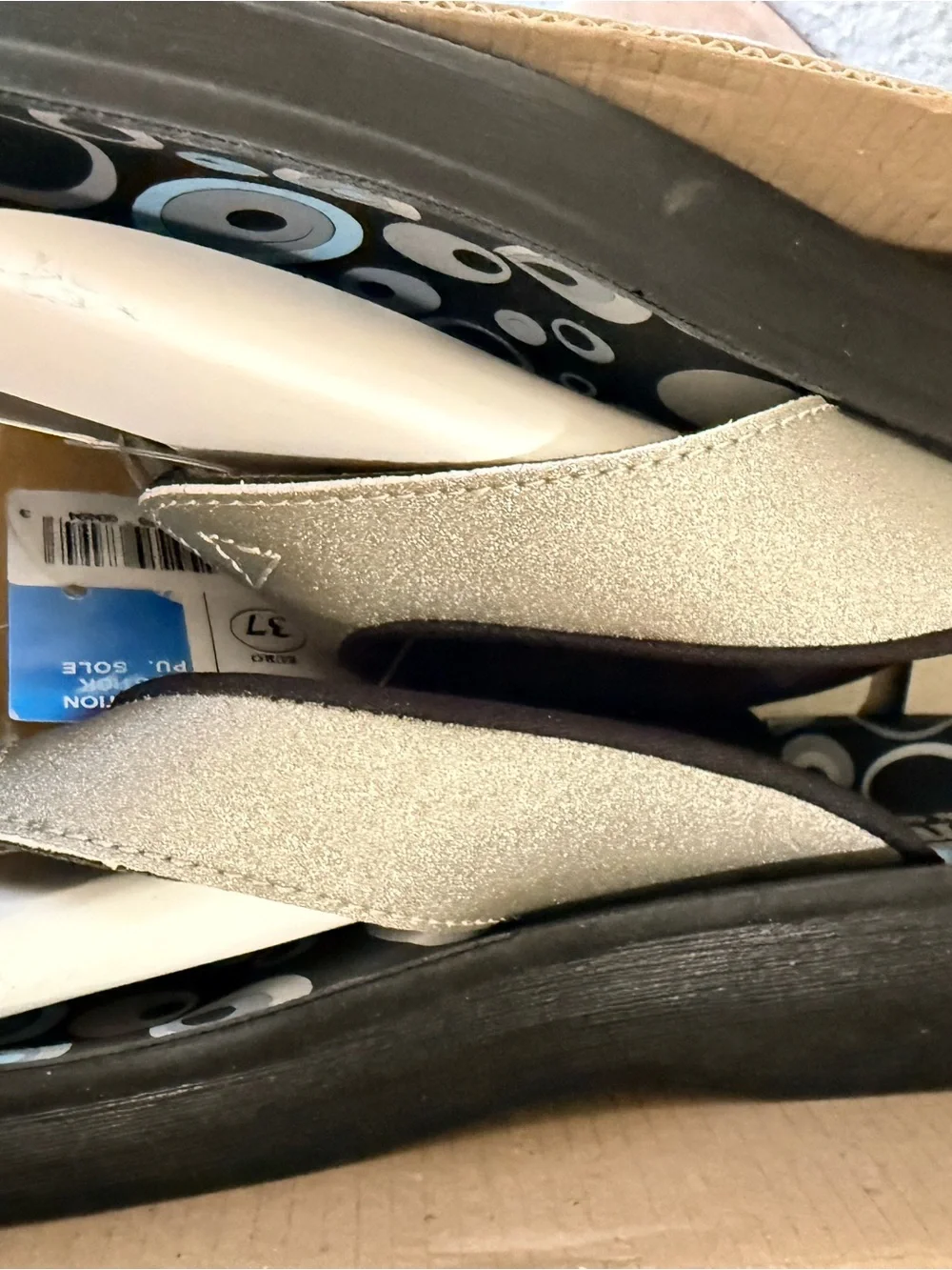 Aerosoft Silver Women’s Metallic White & Black Flip Flop Sandals Size 7
